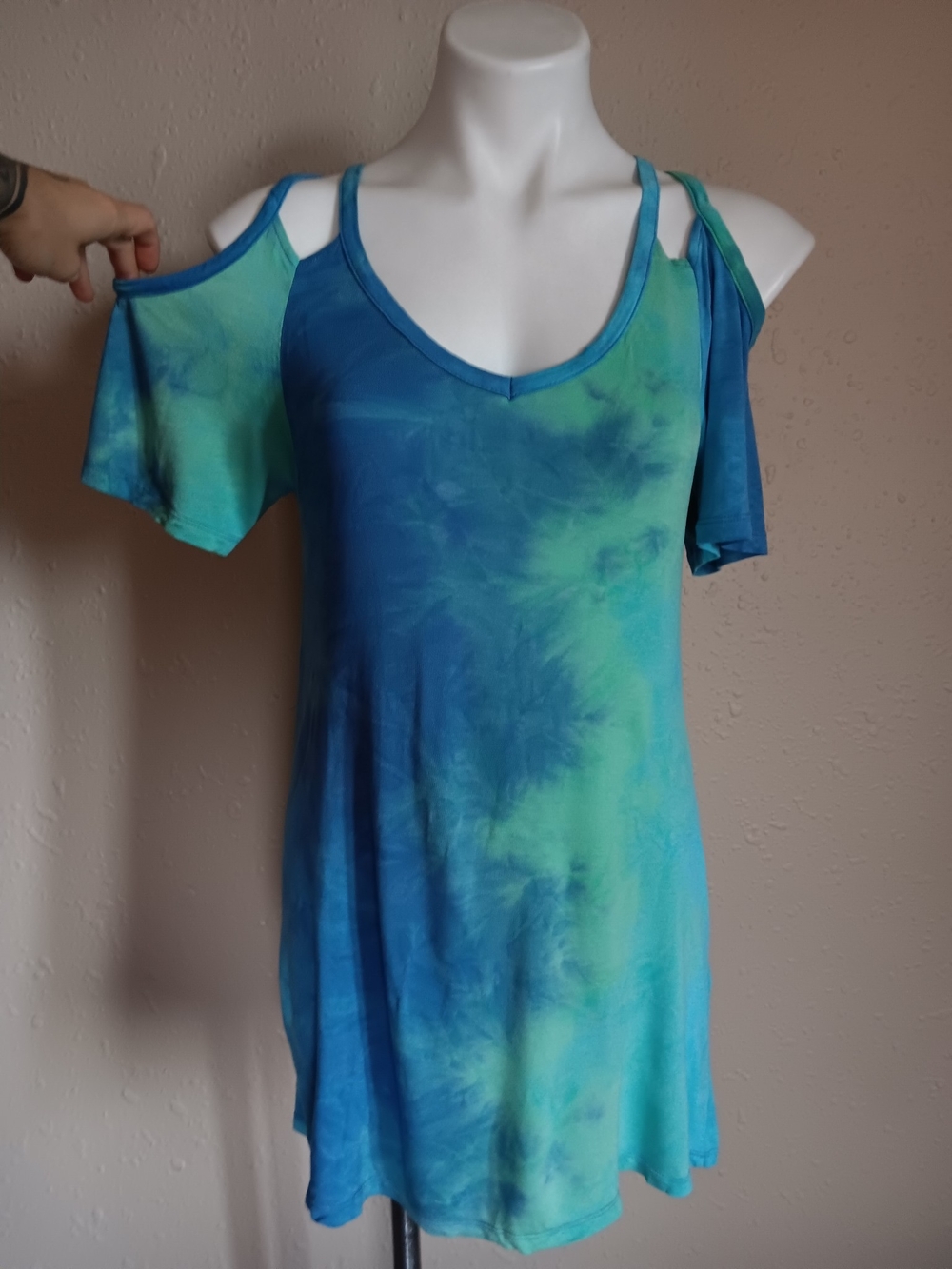 VENUS Blue & Green Tie Dye Cold-Shoulder V-Neck Tunic Dress